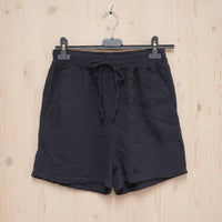 Short femme en gaze de coton coloris noir, coupe large et confortable

