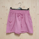 Short femme en gaze de coton coloris rose, taille élastique et coupe bohème
