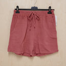 Short Loan en gaze de coton terracotta à plat, détail matière et finitions
