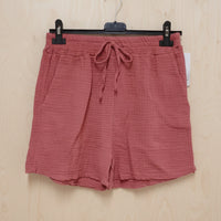 Short Loan en gaze de coton terracotta à plat, détail matière et finitions
