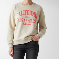 Femme portant le sweat Cali beige oversize confortable