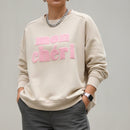 Femme portant le sweat Samy coloris beige avec broderie bouclette #mon chéri