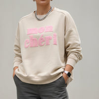 Femme portant le sweat Samy coloris beige avec broderie bouclette #mon chéri