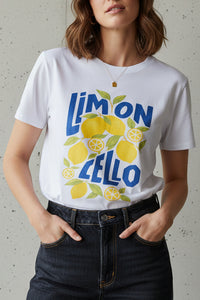 T-shirt col V Alice blanc motif bleu porté avec un jean brut — sérigraphie citrons Limoncello — look casual chic estival femme — ineva
