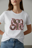 T-shirt col V Alicel blanc sérigraphie AMORE léopard rose porté sur un jean — look casual chic estival femme — ineva
