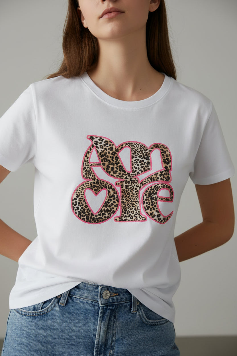 T-shirt Col V Alicel — Sérigraphie AMORE Léopard Rose Coton Stretch Femme