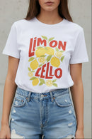 T-shirt col V Alice blanc motif rouge porté avec un short en jean trash — sérigraphie citrons Limoncello — look casual estival femme — ineva
