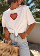 T-shirt coton Corte blanc porté noué à la taille avec jean — découpe cœur festonnée rouge sur poitrine, col rond, coupe ample, taille unique 34/40, Made in Italy — ineva
