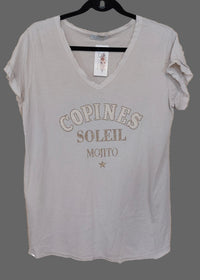 T-shirt col V Manon beige sérigraphie Copines Soleil Mojito porté — coton taille unique 34-42 — look estival décontracté femme — ineva
