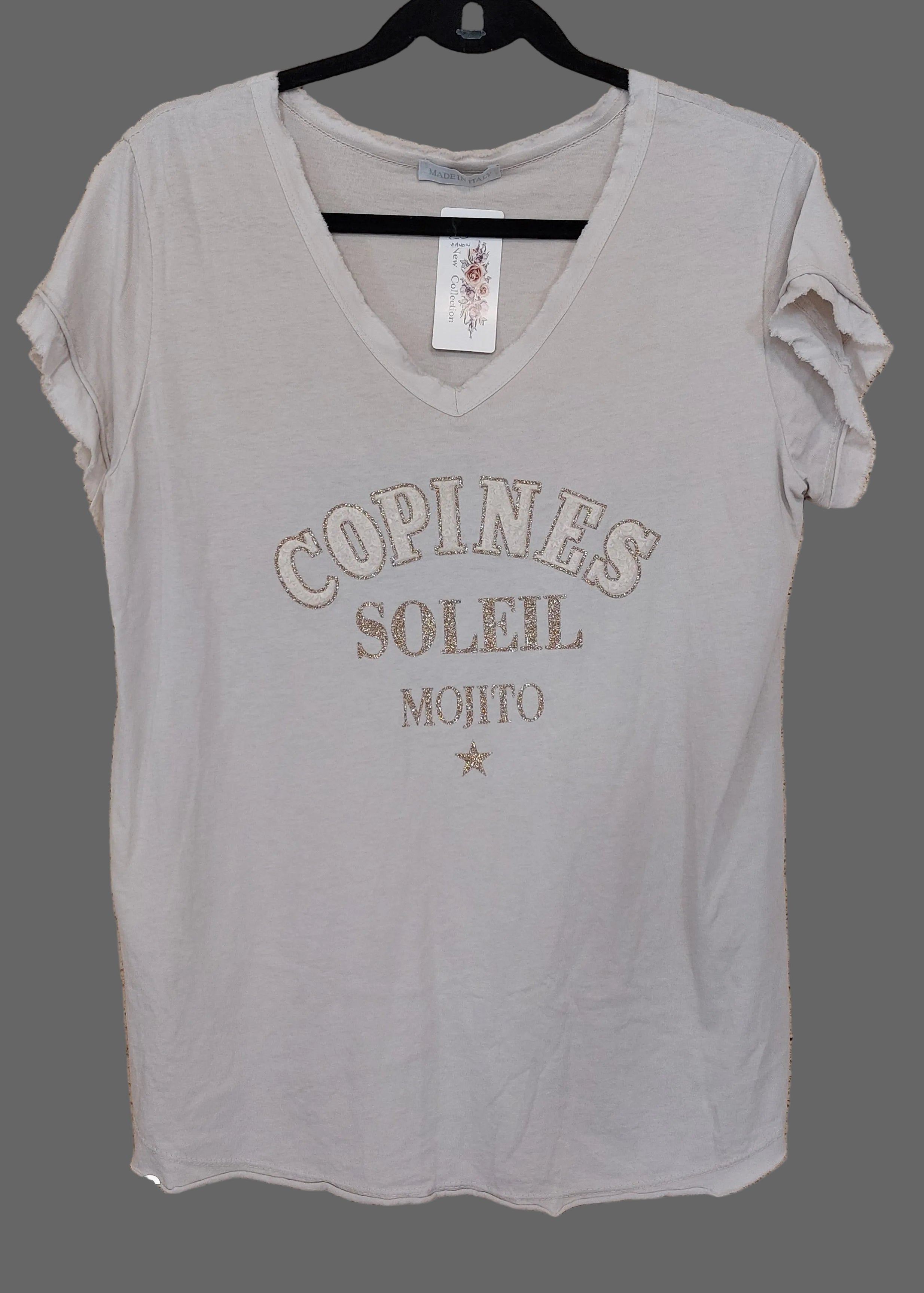 T-shirt col V Manon beige sérigraphie Copines Soleil Mojito porté — coton taille unique 34-42 — look estival décontracté femme — ineva
