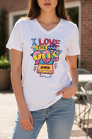 T-shirt blanc col V Margot variante 90's porté par une femme – sérigraphie colorée I Love The 90's avec cassette rétro multicolore
