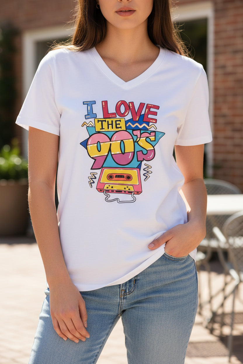 T-shirt blanc col V Margot variante 90's porté par une femme – sérigraphie colorée I Love The 90's avec cassette rétro multicolore
