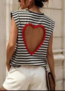 T-shirt rayé noir et blanc Mario porté de dos — découpe cœur festonnée rouge dans le dos, sans manches, coupe droite, taille unique 34/40, Made in Italy — ineva
