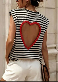 T-shirt rayé noir et blanc Mario porté de dos — découpe cœur festonnée rouge dans le dos, sans manches, coupe droite, taille unique 34/40, Made in Italy — ineva
