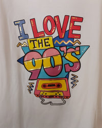 Gros plan sérigraphie T-shirt Margot 90's – impression I Love The 90's cassette audio rétro rouge jaune bleu, coton blanc
