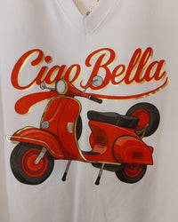 Gros plan sérigraphie T-shirt Margot Vespa – impression Ciao Bella scooter rouge et or sur coton blanc col V
