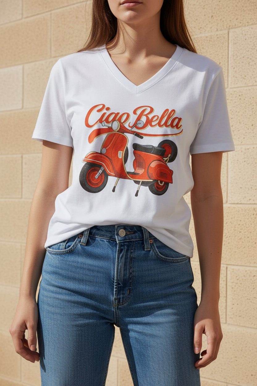 T-shirt blanc col V Margot variante Vespa porté par une femme – sérigraphie Ciao Bella avec Vespa rouge dorée, made in Italy
