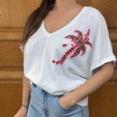 tee-shirt blanc col v broderie en perle rose  et doré représentant un palmier sur marignane