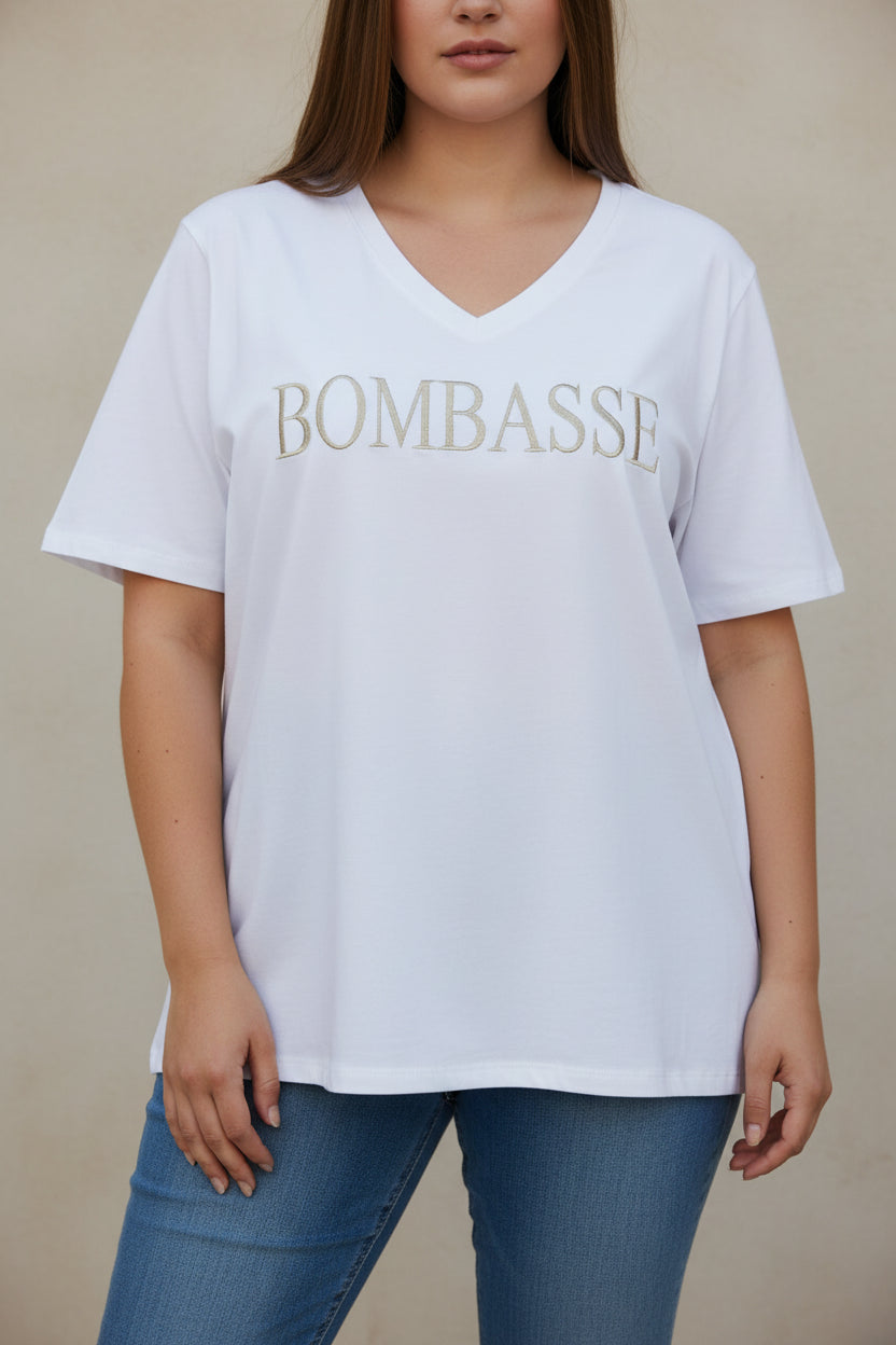 Tee-shirt oversized Elsa blanc porté par une femme grande taille – broderie dorée BOMBASSE lettres majuscules sérifes, col V coton
