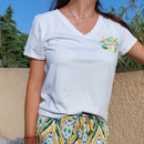 T-shirt blanc manches courtes col V avec motif sur poitrine gauche représentant un verre de cocktail Mojito porté sur un pantalon imprimé par Eva sur Carry-le-Rouet