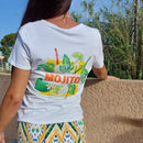 T-shirt blanc manche courte vu de dos avec motif représentant un cocktail de boisson il est écrit en rouge mojito