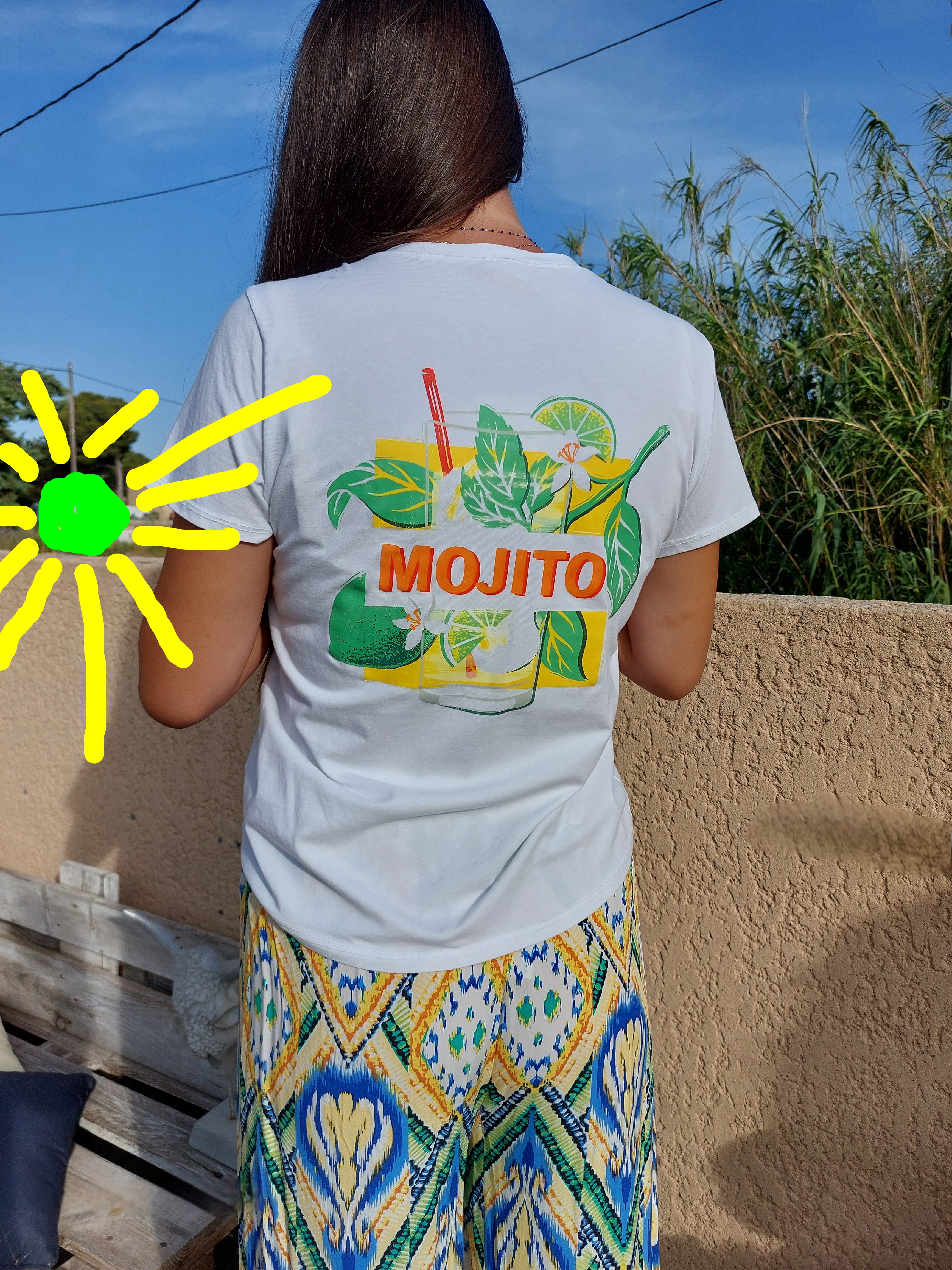 T-shirt blanc manche courte vu de dos avec motif représentant un cocktail de boisson il est écrit en rouge mojito sur cassis
