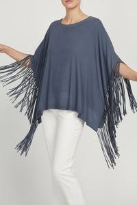 Top poncho Wael marine porté de face  – coupe ample col rond coton stretch, franges tombantes, pantalon blanc taille haute slim
