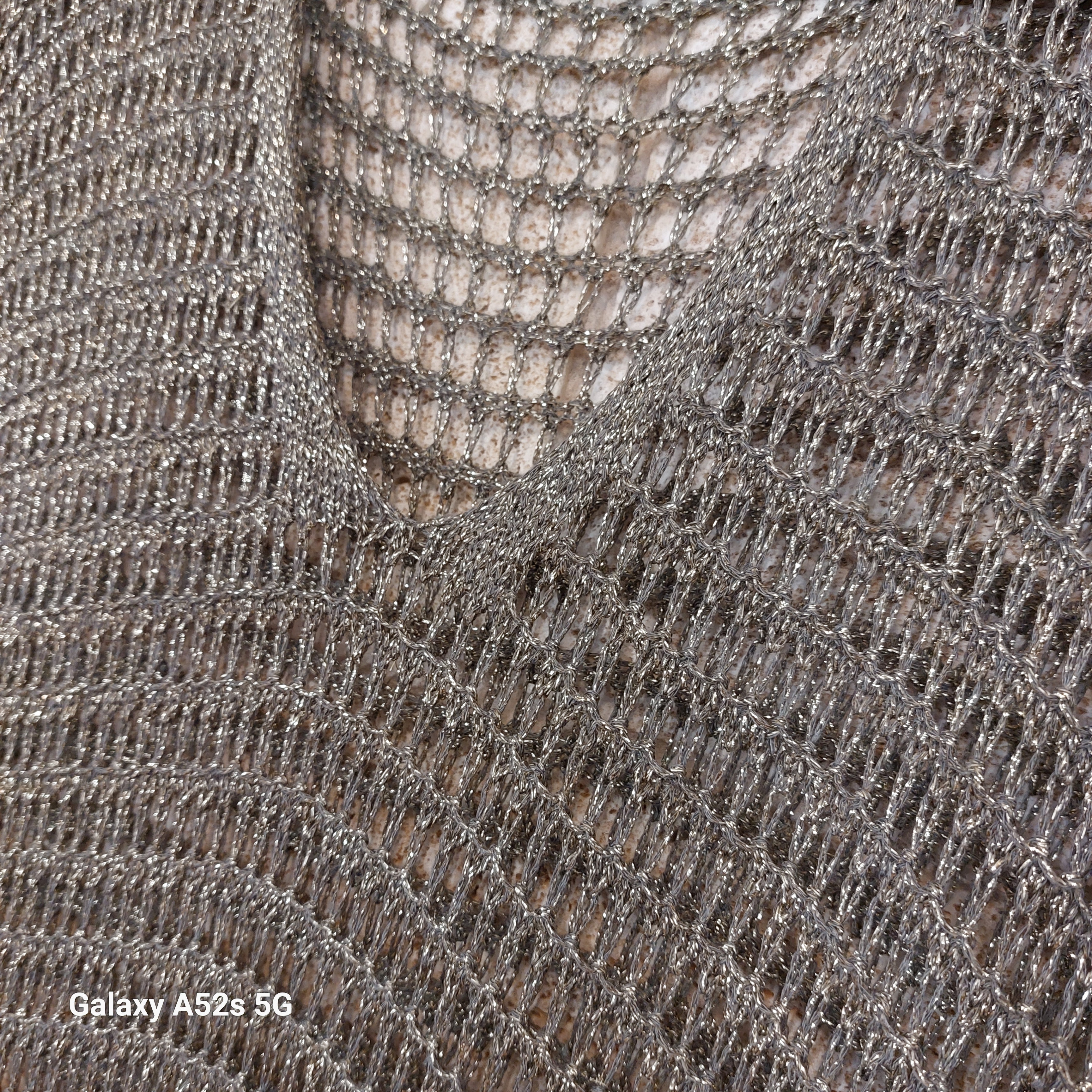 Top Cara kaki – détail maille gros filet lurex, rendu irisé et sophistiqué