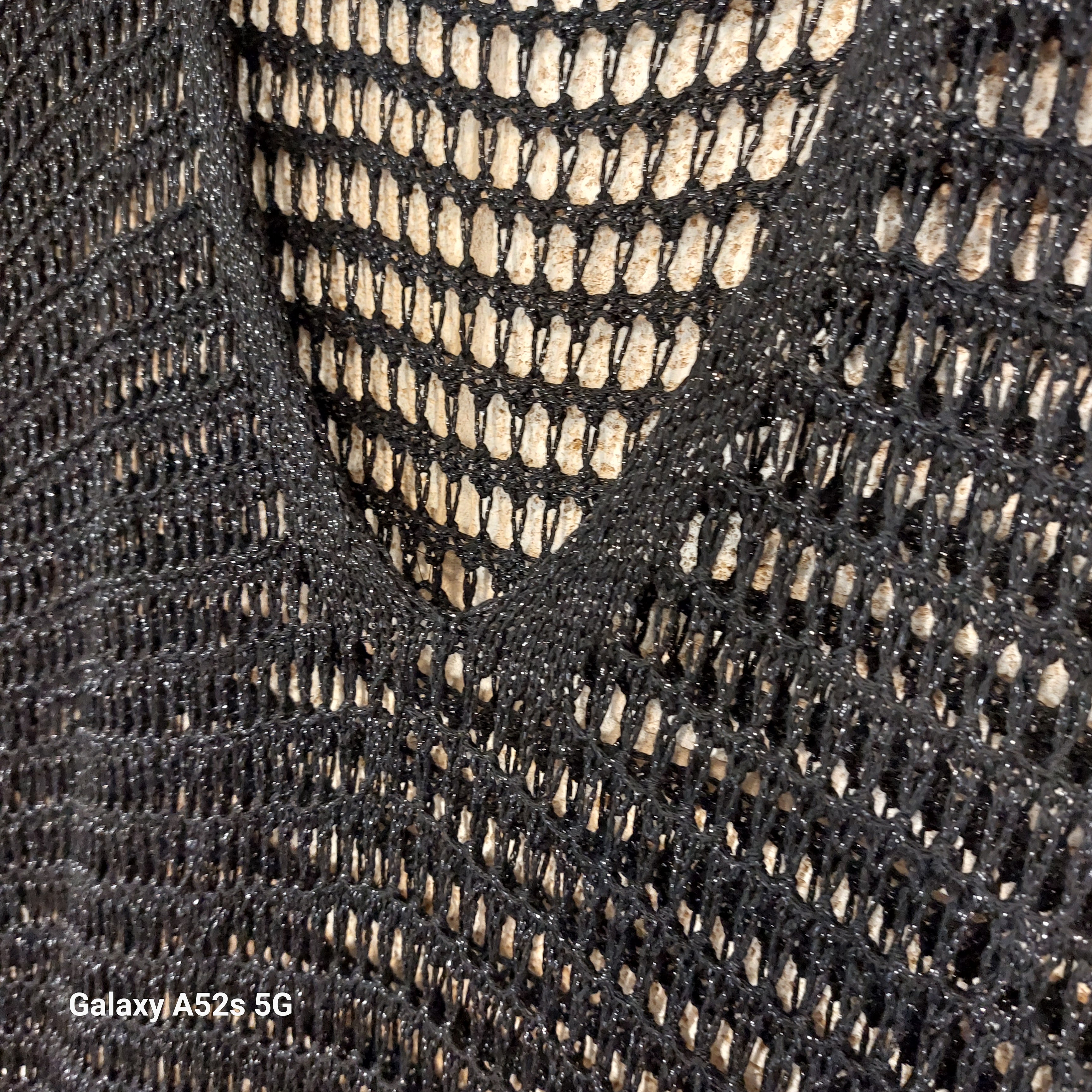 Top Cara noir – détail filet lurex brillant, texture métallique irisée made in Italy