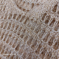 Top Cara or – détail maille filet lurex brillant irisé, texture fibre métallique