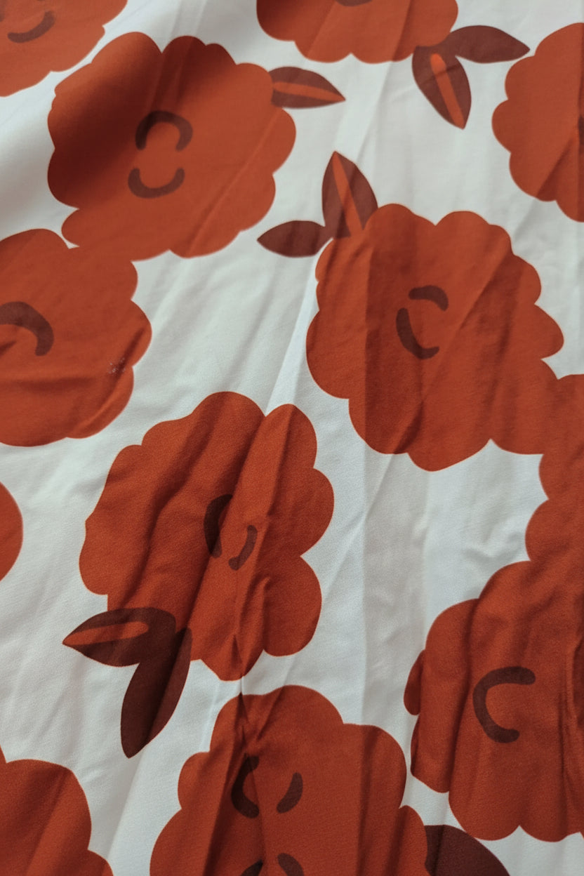 Détail imprimé fleurs graphiques oversize orange terracotta fond blanc du Top caraco Dala — viscose fluide, Made in Italy — ineva
