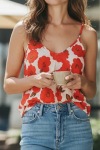 Top caraco Dala rouge imprimé fleurs graphiques oversize porté avec jean taille haute — bretelles fines, col V, coupe trapèze, viscose fluide, taille unique 36/40, Made in Italy — ineva
