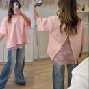 Top Dalle rose porté vue face et dos – jersey léger col rond et dos entièrement en dentelle, made in Italy