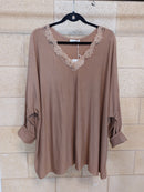 Top grande taille Jim camel en maille fine, col V dentelle et manches longues, présenté sur cintre
