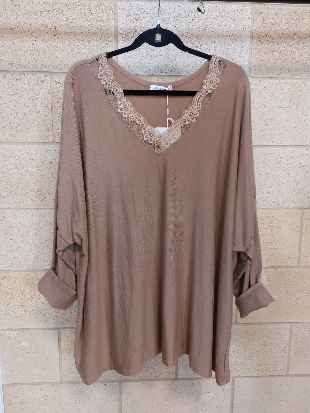 Top grande taille Jim camel en maille fine, col V dentelle et manches longues, présenté sur cintre
