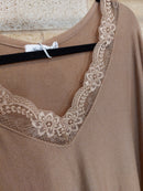 Détail de la dentelle florale bordant le col V du top grande taille Jim camel
