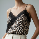 Top Jim porté montrant le style asymétrique et les bretelles réglables