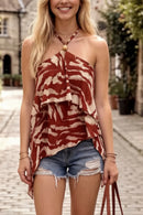 Top voilage halter Jul terracotta porté avec short en jean — col licou noué nuque avec grosse perle dorée, pans asymétriques étagés imprimé zébré terracotta/beige, dos nu, taille unique 34/40, Made in Italy — ineva
