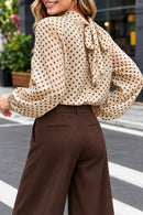 Blouse en mousseline à pois Julia choco portée de dos
