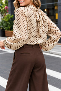 Blouse en mousseline à pois Julia choco portée de dos
