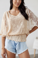 Top crochet résille Louise beige porté sur un short en jean — col V manches poncho resserré à la taille — look bohème chic été — ineva
