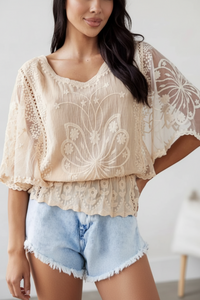 Top crochet résille Louise beige porté sur un short en jean — col V manches poncho resserré à la taille — look bohème chic été — ineva
