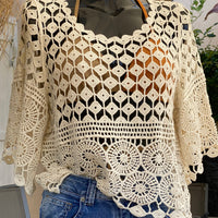 Top en crochet écru ajouré motif rsace sur le bas et damier au dessus de la poitrine. les manches sont de formes evasées sur et 3/4. il est porté sur un short en jean et un haut de maillot de bain doré qui donne  une jolie transparence . musthave et look boheme sur carry le rouet