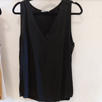 Top sans manches forme débardeur noir satiné sur la vente en col V et ample sur Carry-le-Rouet