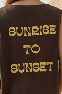 Top Sola choco porté de dos avec un short beige — inscription "Sunrise to Sunset" en lettres argentées pailletées dans le dos — ineva
