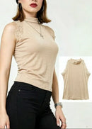 Top sans manches dentelle Tilio beige porté, maille jersey made in Italy
