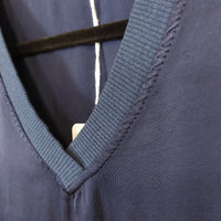 Top Vita – détail col V satiné, tissu viscose soie lumineux et fluide