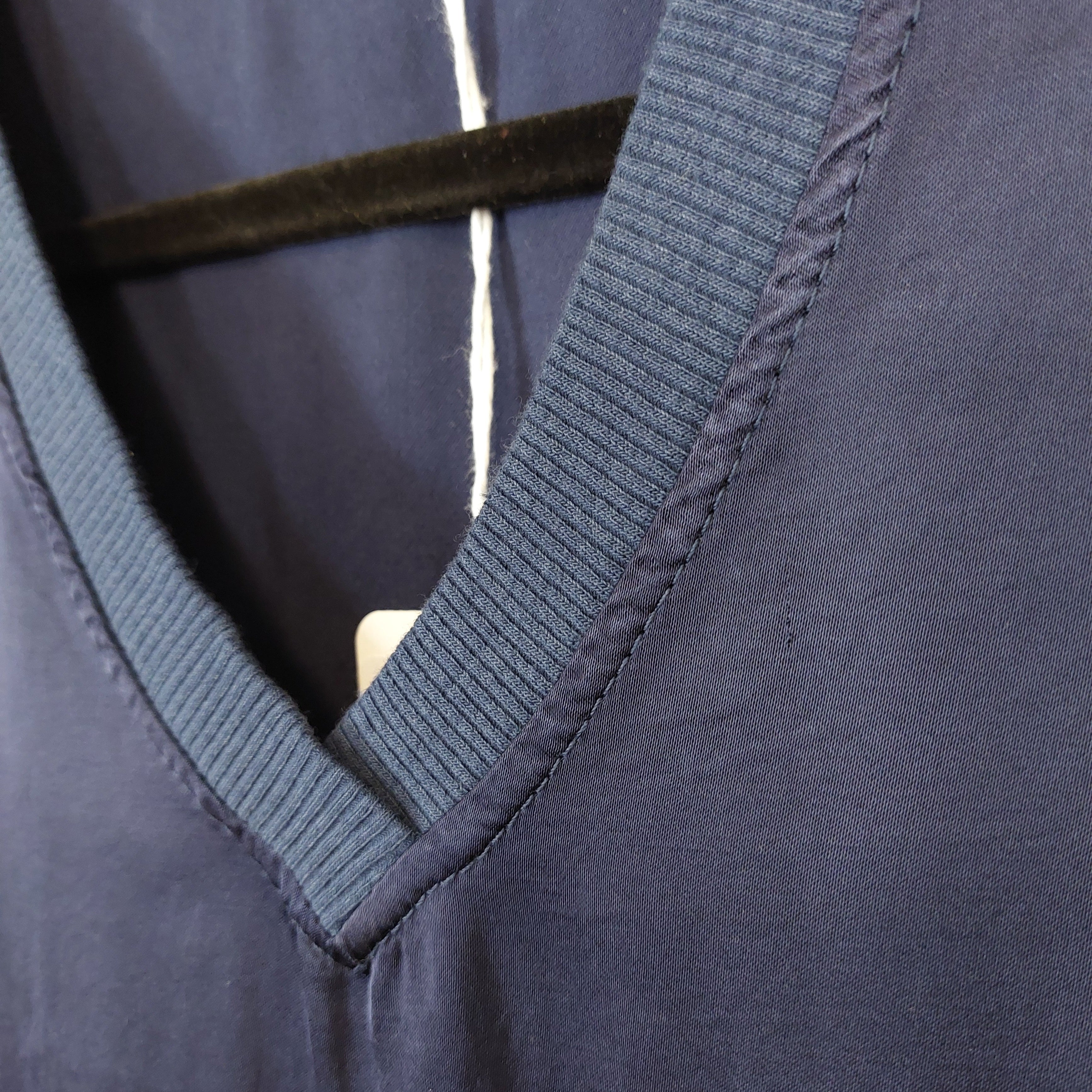 Top Vita – détail col V satiné, tissu viscose soie lumineux et fluide