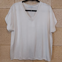 Top Vita ivoire – satiné viscose soie, col V mancherons, style chic et lumineux