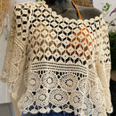 Top en crochet écru ajouré motif rosace sur le bas et damier au dessus de la poitrine. les manches sont de formes evasées sur et 3/4. il est porté sur un short en jean et un haut de maillot de bain doré qui donne  une jolie transparence . musthave et look boheme sur marignane